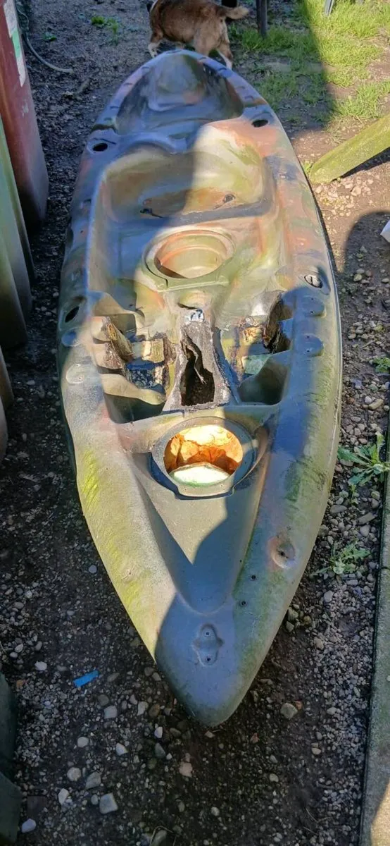 Kayak for repair - Image 4