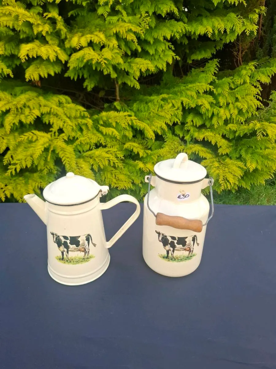 2 enamel cow decors possible to post