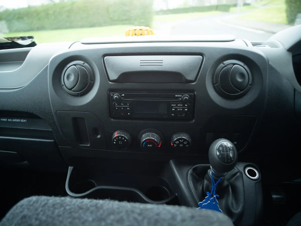 Renault Master Crew Cab - Image 2