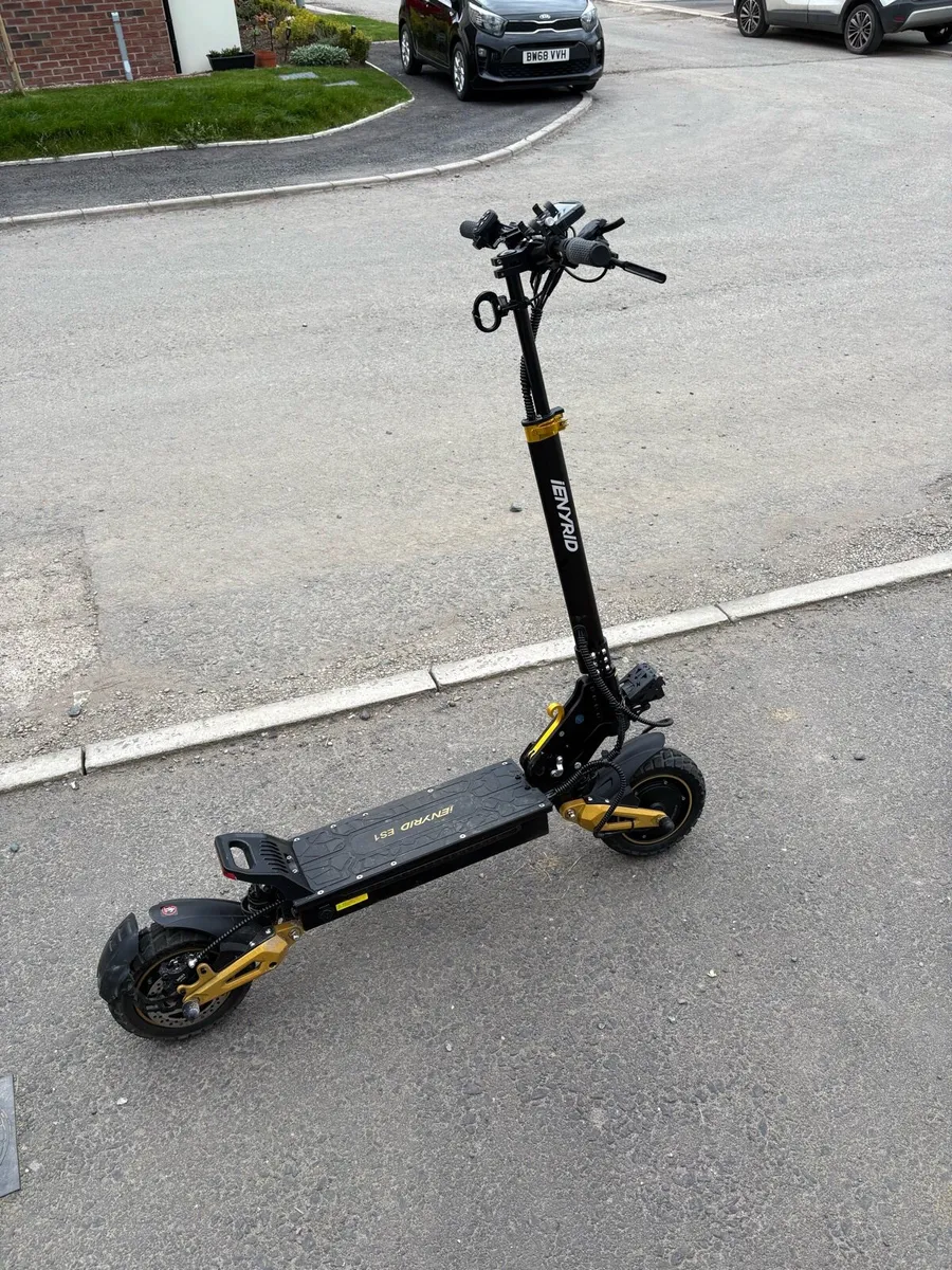 Ienyrid ES-1 Dual Motor Electric Scooter - Image 1