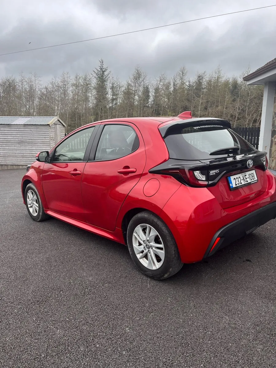 Toyota Yaris Hybrid 2023 - Image 2