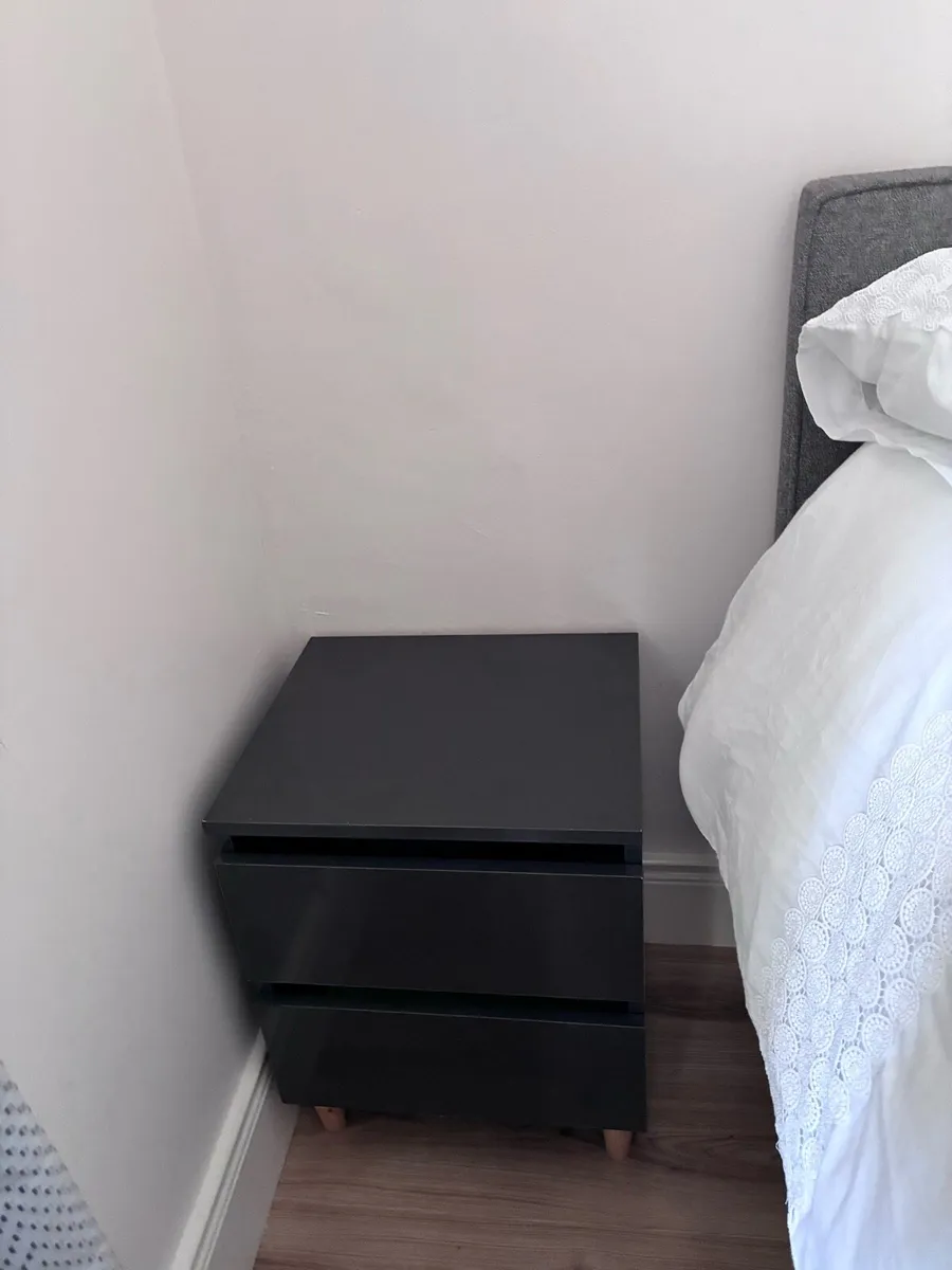 Double bed 2 mattress and bedside lockers - Image 3