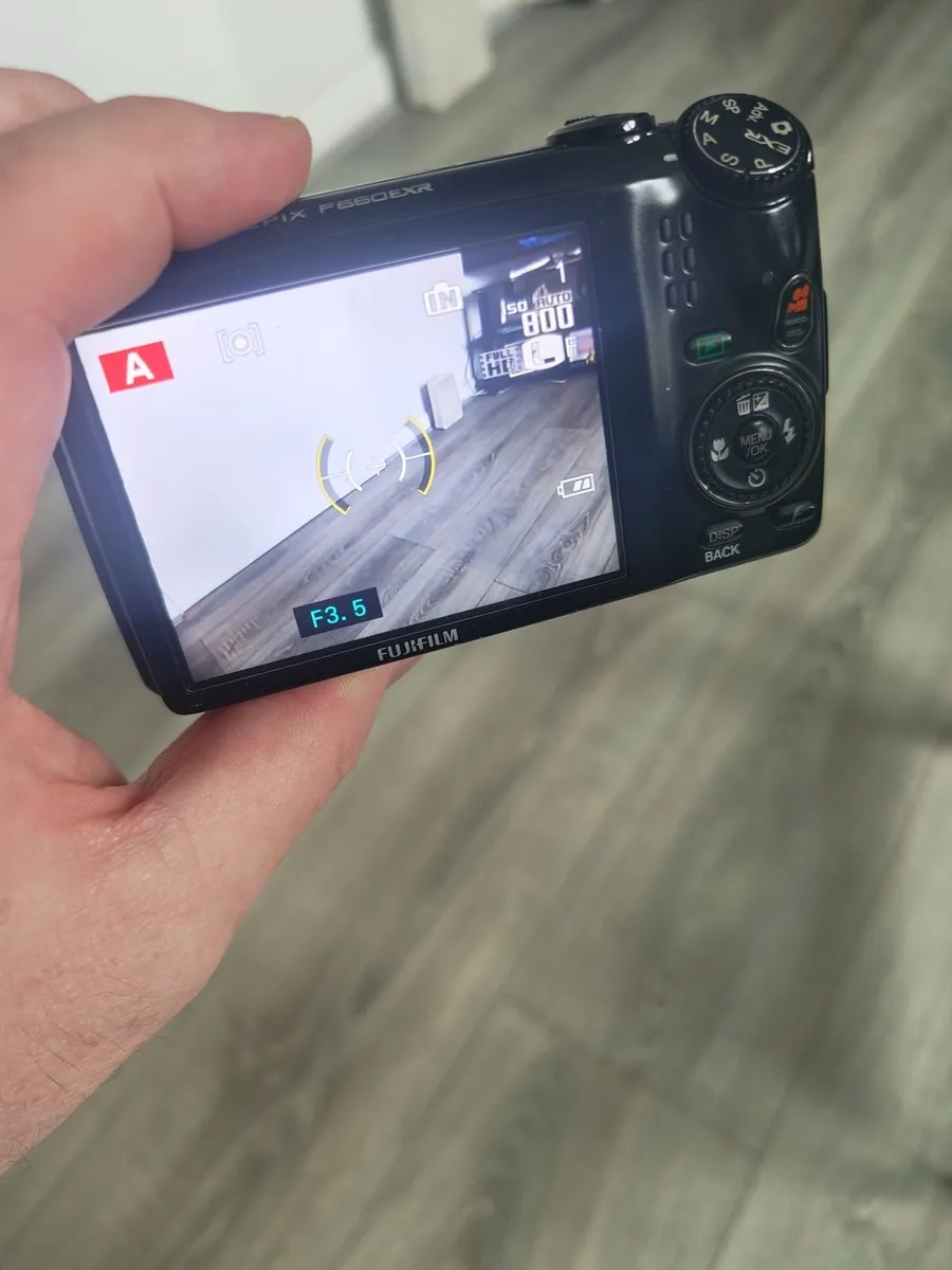 Nice Little Fuji  F660  X15  Zoom Camera - Image 2