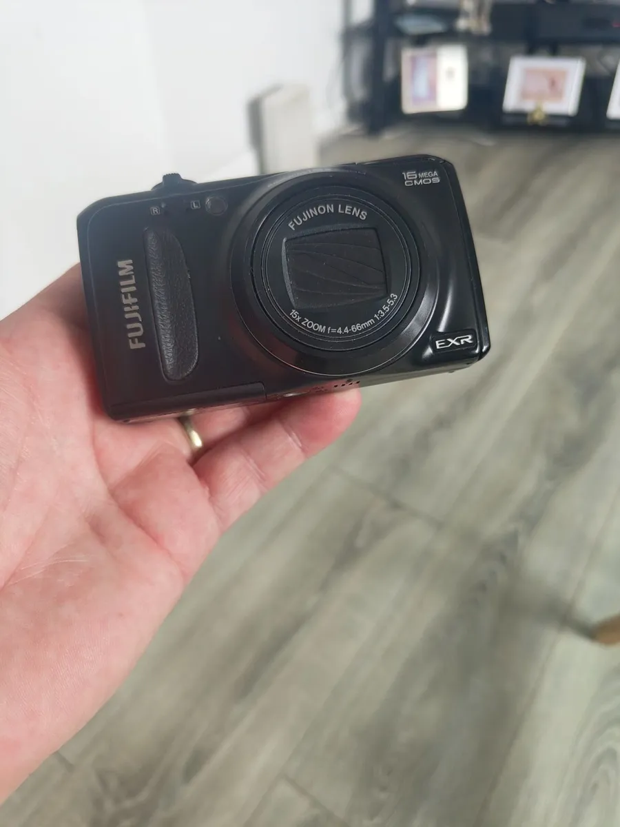 Nice Little Fuji  F660  X15  Zoom Camera - Image 3