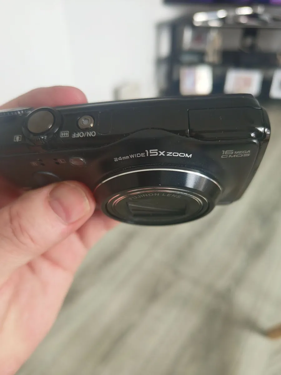 Nice Little Fuji  F660  X15  Zoom Camera - Image 4