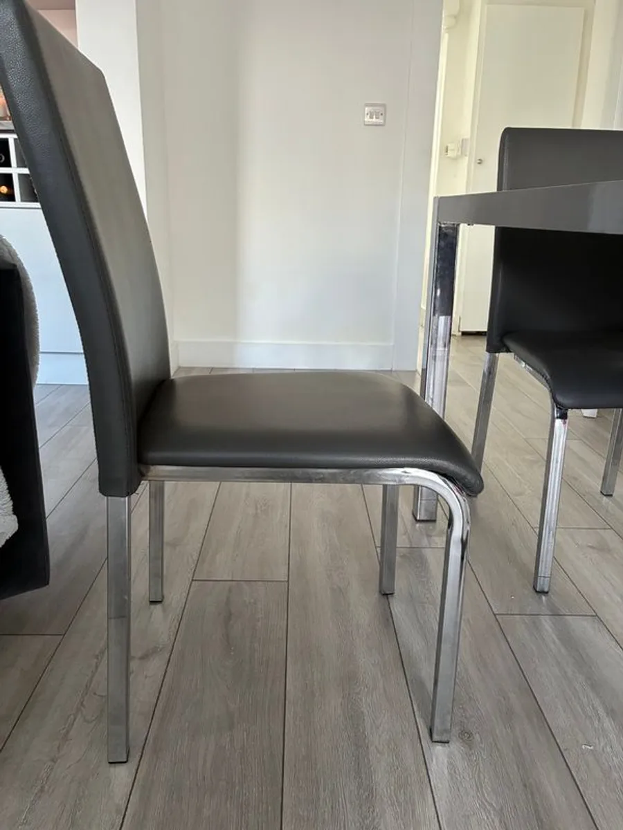 Dinner table - Image 2