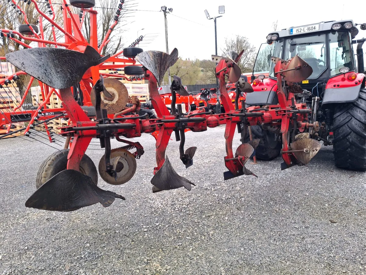 Massey Ferguson Agrolux 4 Furrow Reversible Plough - Image 3