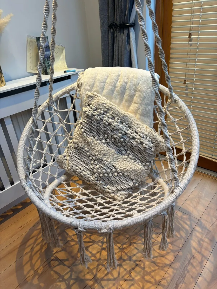 Hanging chair & chain - Image 1