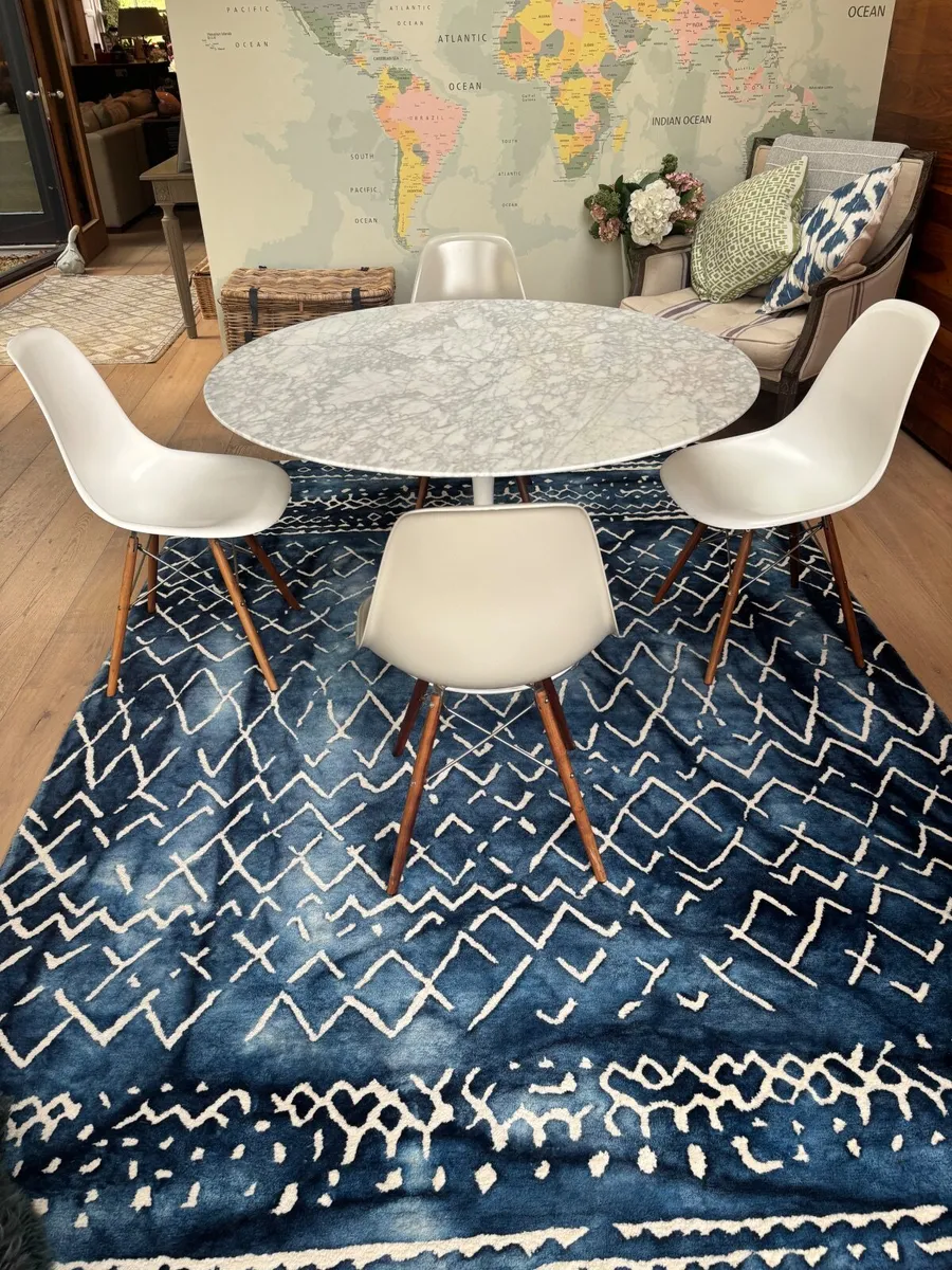 Table & chairs - Image 2