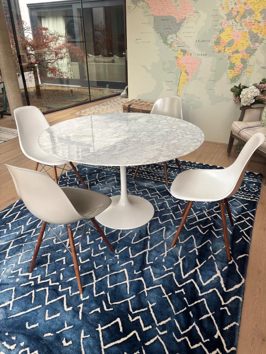 Table & chairs - Image 1