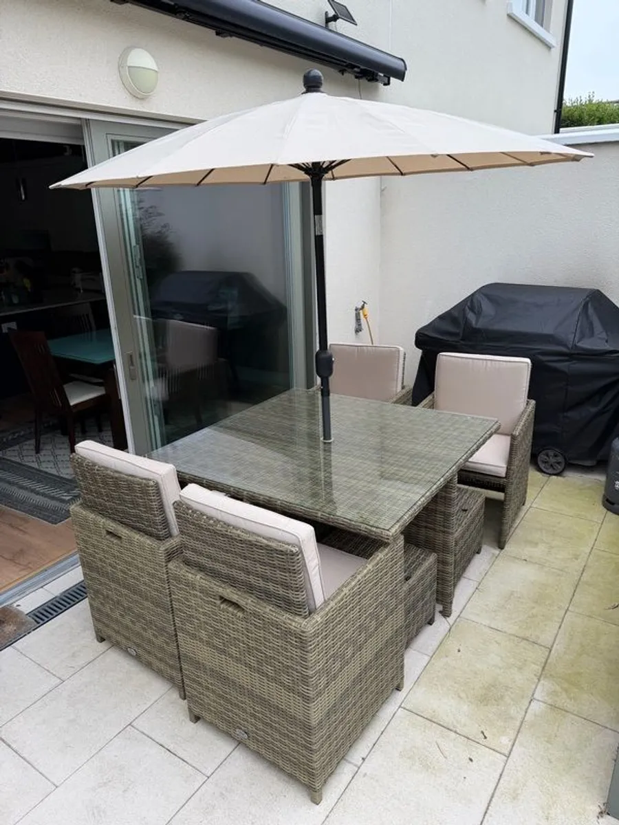 Rattan Cube with umbrella and cover - Image 1