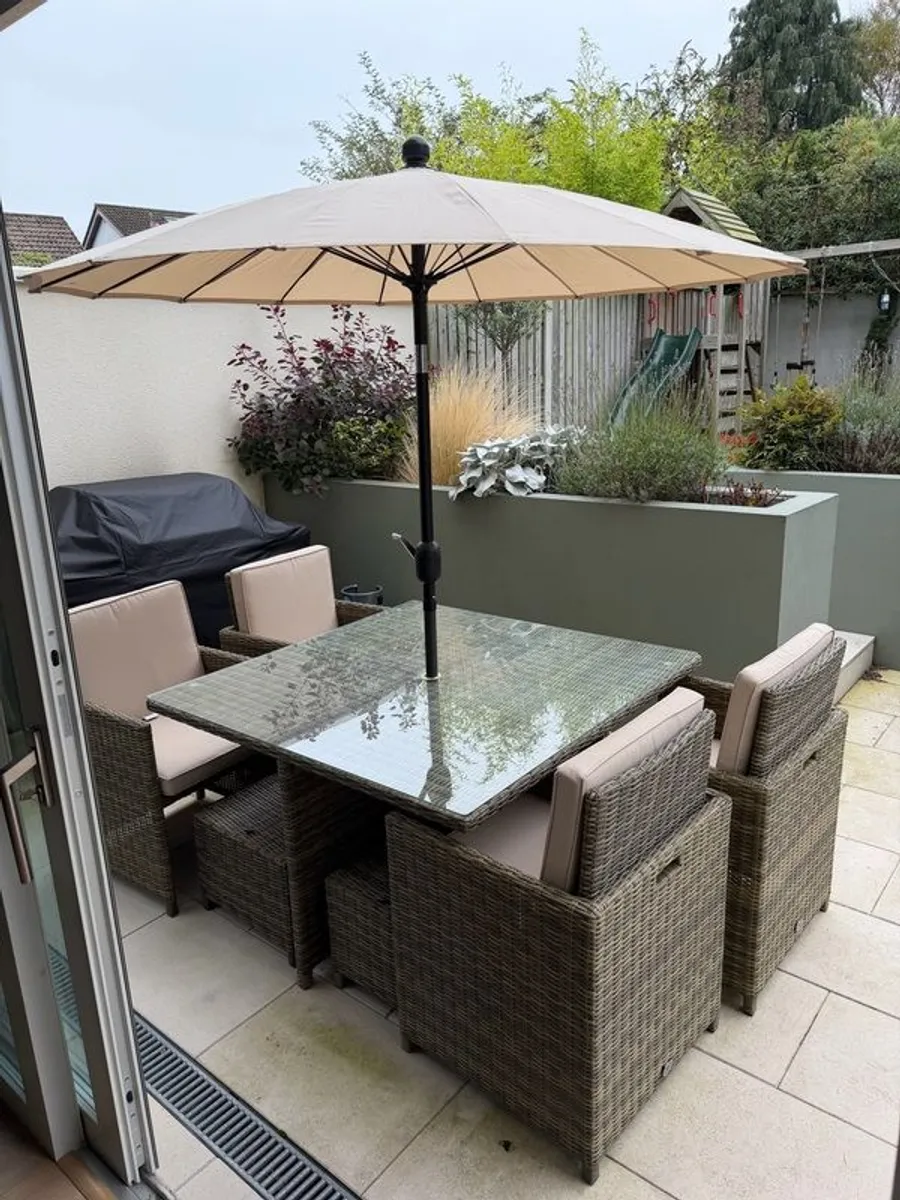 Rattan Cube with umbrella and cover - Image 2