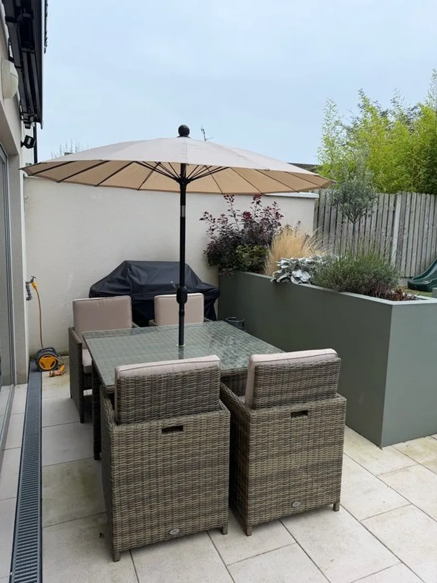 Rattan Cube with umbrella and cover - Image 3