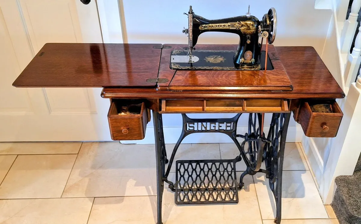 Vintage Singer Sewing Machine - Image 1