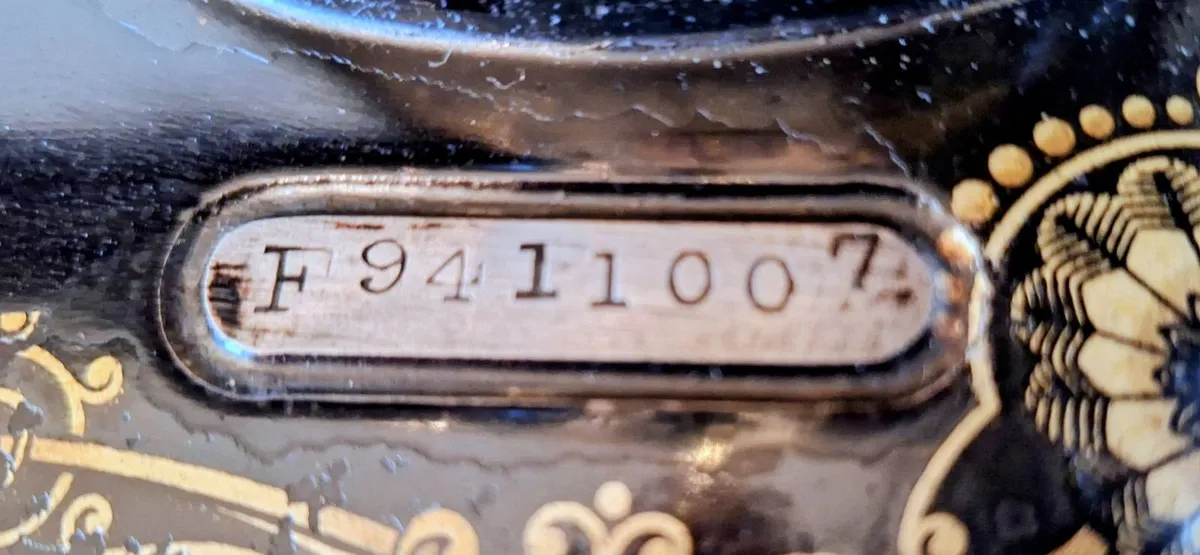 Vintage Singer Sewing Machine - Image 3