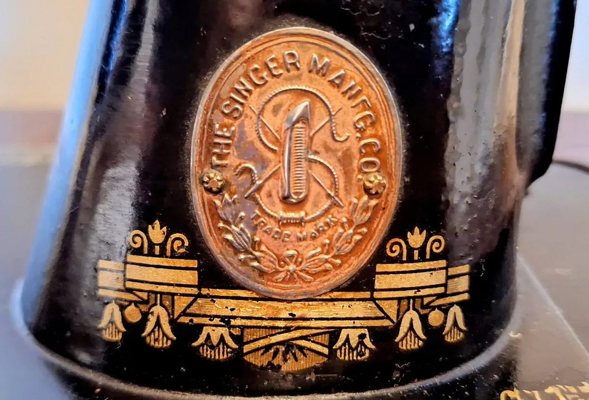 Vintage Singer Sewing Machine - Image 4