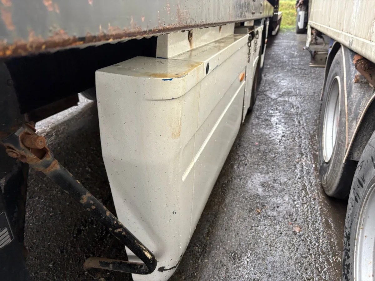 2010 Donbur 32Ft Flat Trailer Moffett Brackets - Image 4