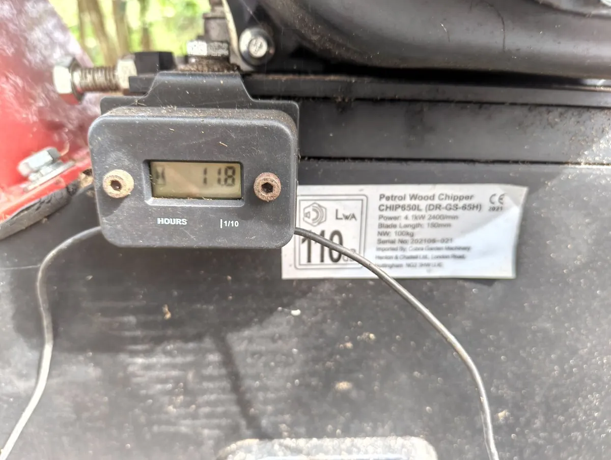 Cobra CHIP650L petrol wood chipper - Image 3