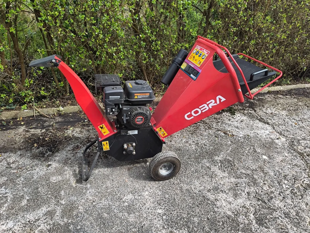 Cobra CHIP650L petrol wood chipper - Image 1