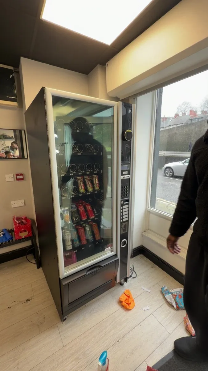 SNACKY MAX VENDING MACHINE - Image 1
