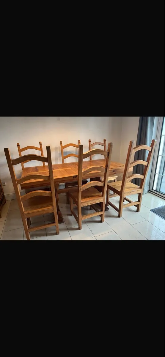 Table and chairs - Image 1