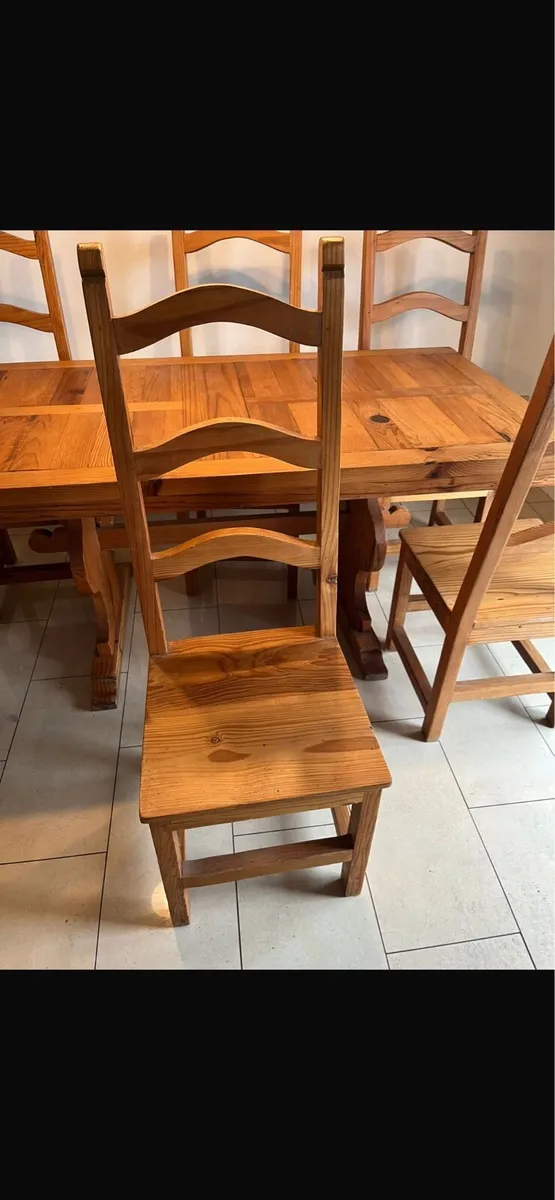 Table and chairs - Image 2