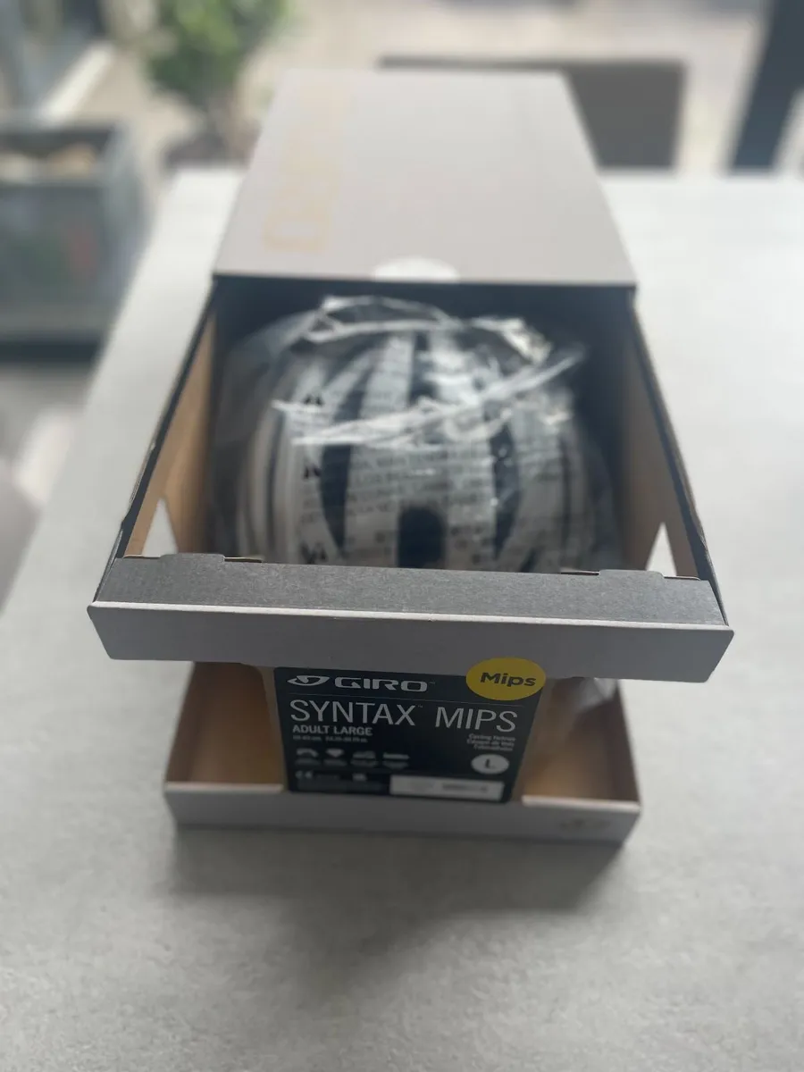 Giro Syntax MIPS helmet - Image 2
