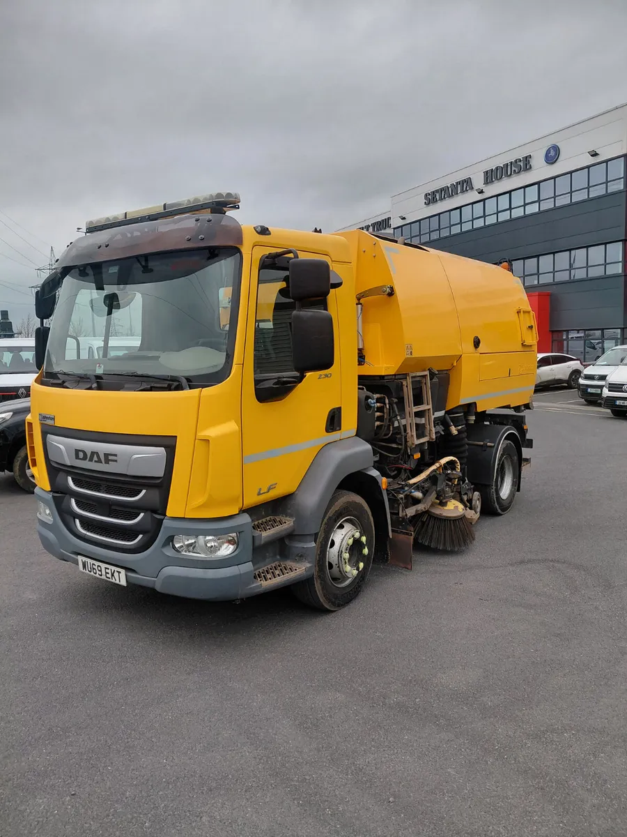 DAF LF230 JOHNSTON SWEEPER - Image 4