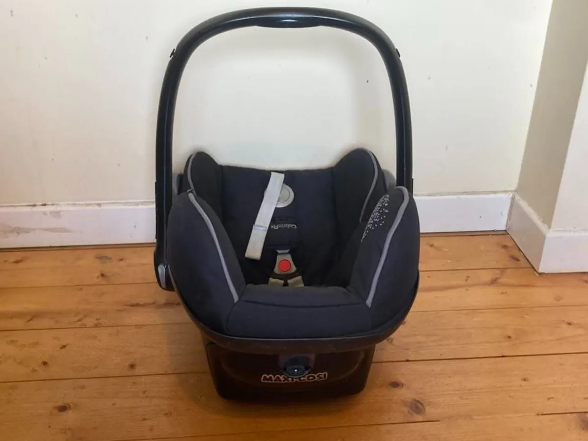 Maxi-Cosi CabrioFix Infant Car Seat + EasyFix Base - Image 4
