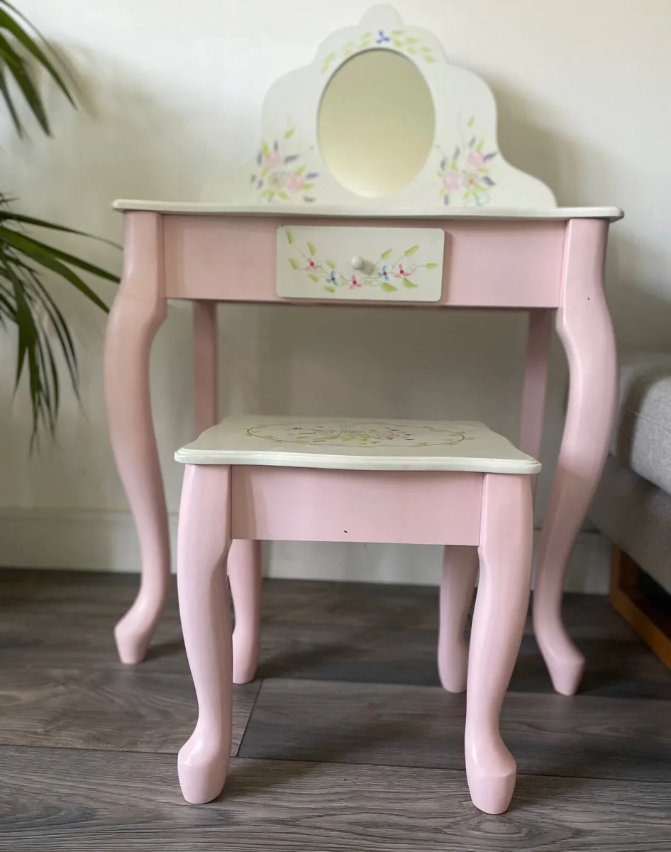 Make up table - Image 1