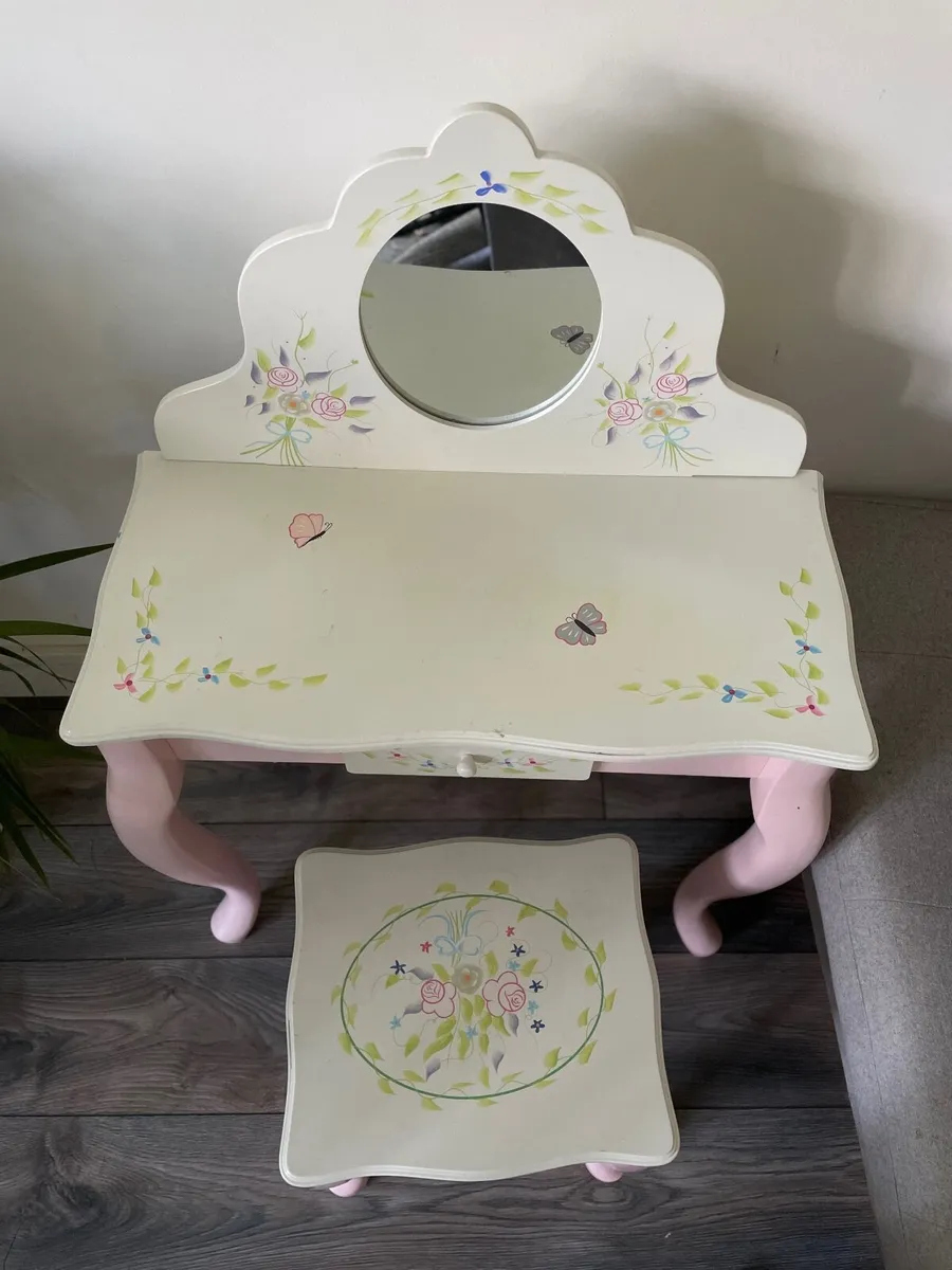 Make up table - Image 2