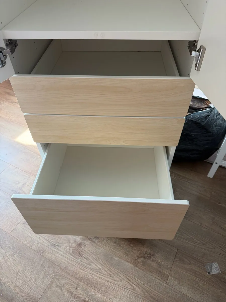 Child’s wardrobe - Image 4