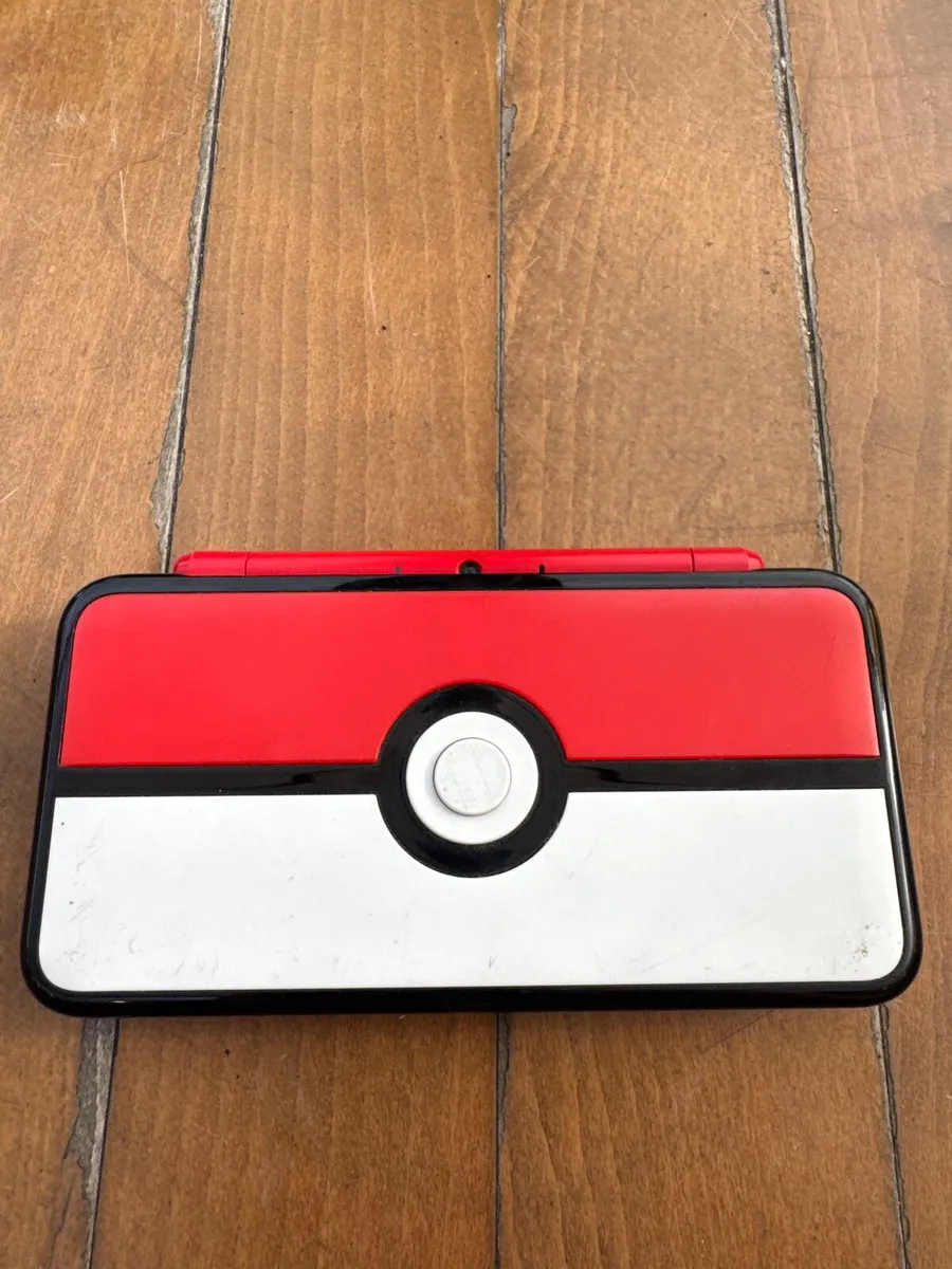Nintendo 2ds Xl Pokeball Edition - Image 1