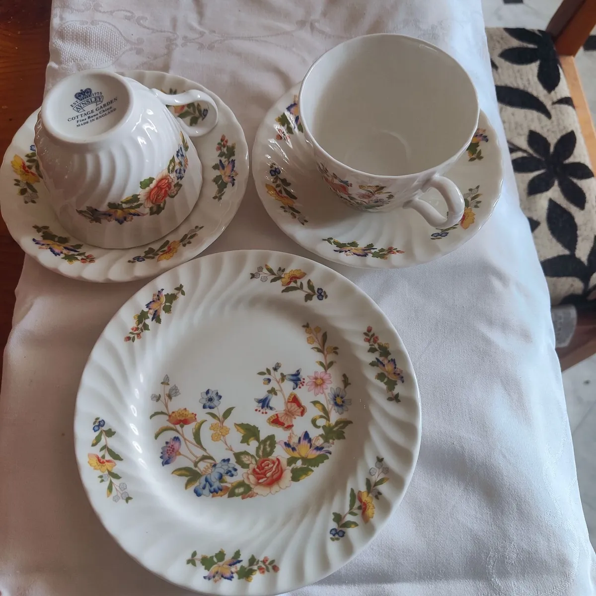Bone china teacups. Aynsley "cottage garden. " - Image 4