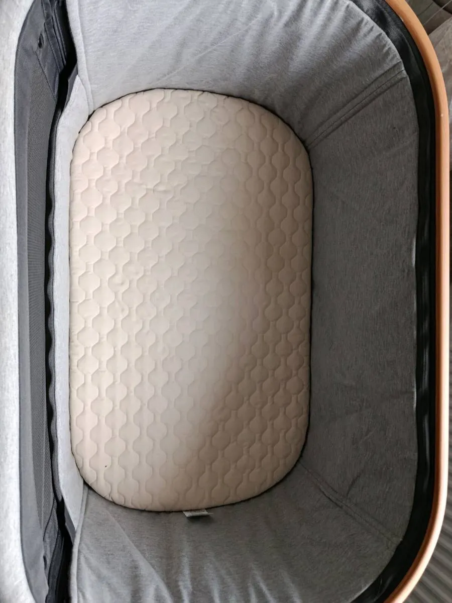 Beautiful Maxi Cosi Iora Crib - Image 4