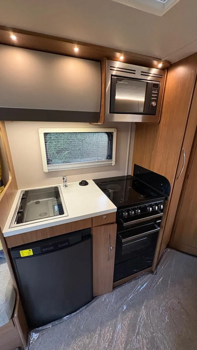 2019 AUTO TRAIL IMALA T715 LOW PROFILE FRENCH BED - Image 3