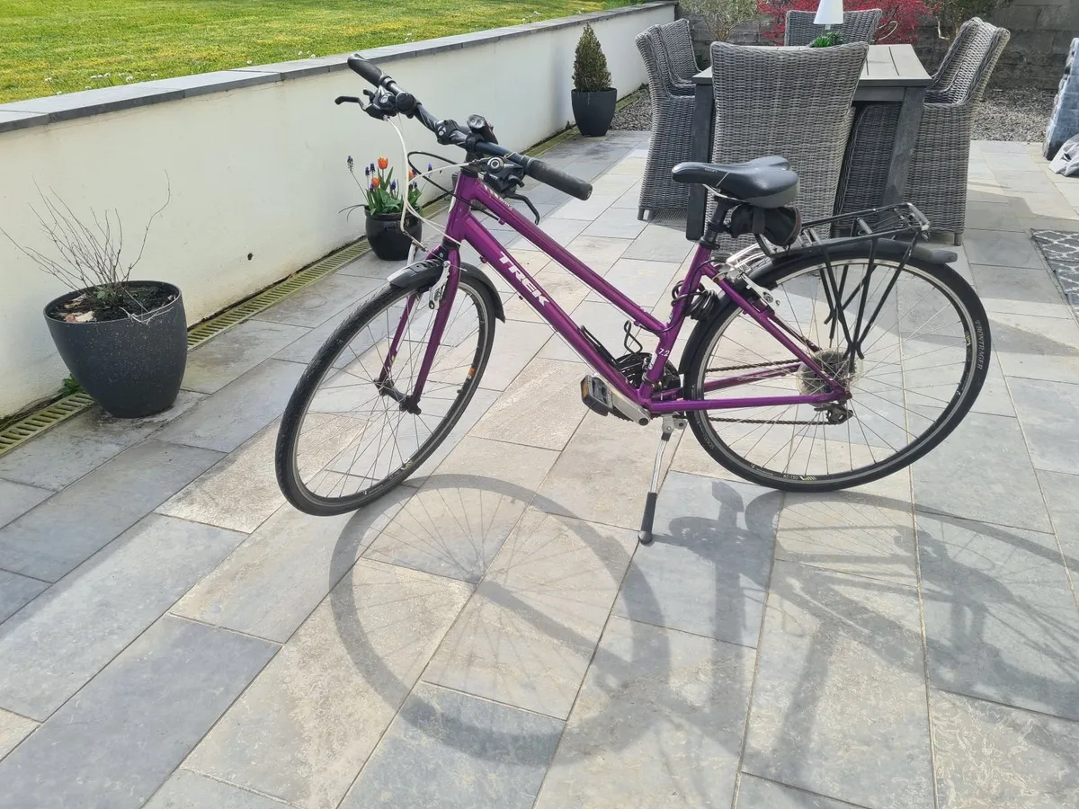 Trek 7.2 FX women’s hybrid (step-through frame) - Image 1