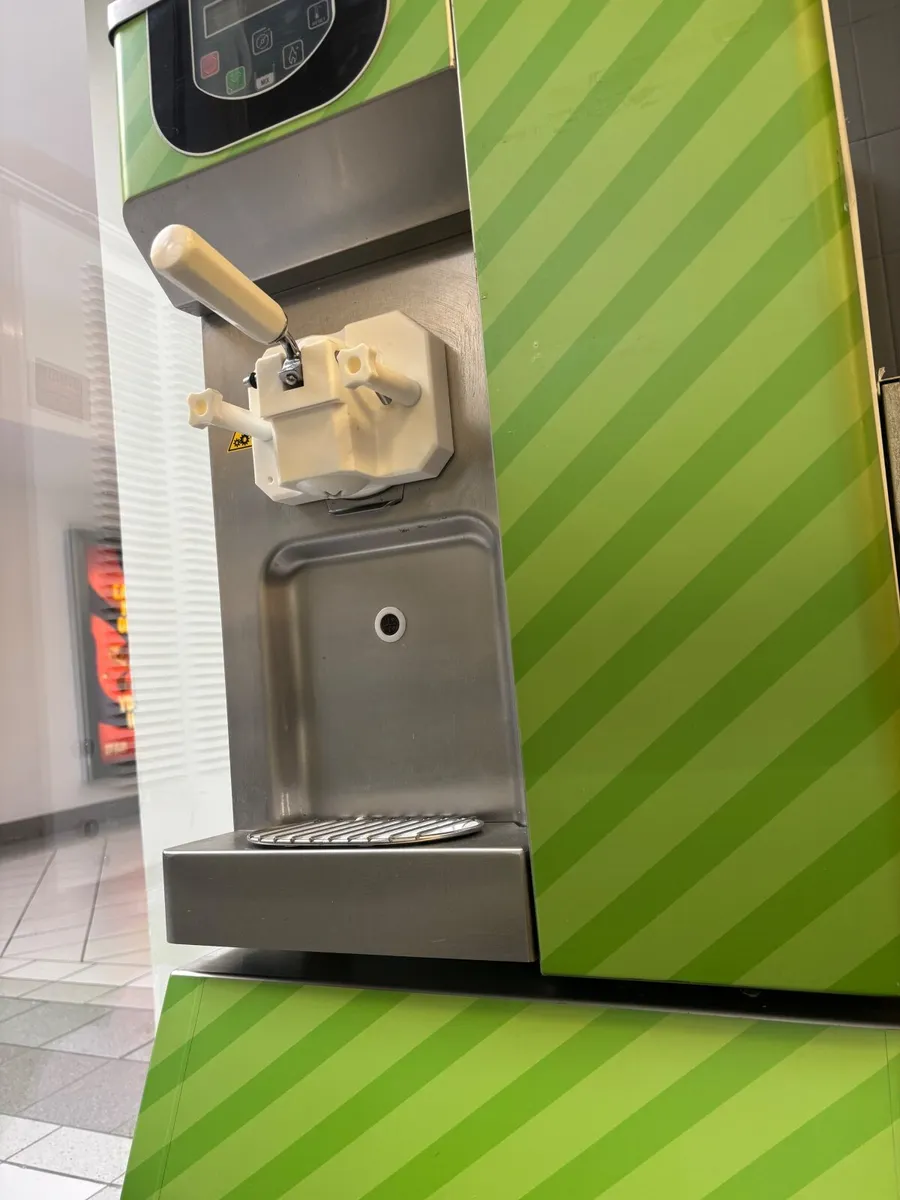 Ice cream machine - Image 1
