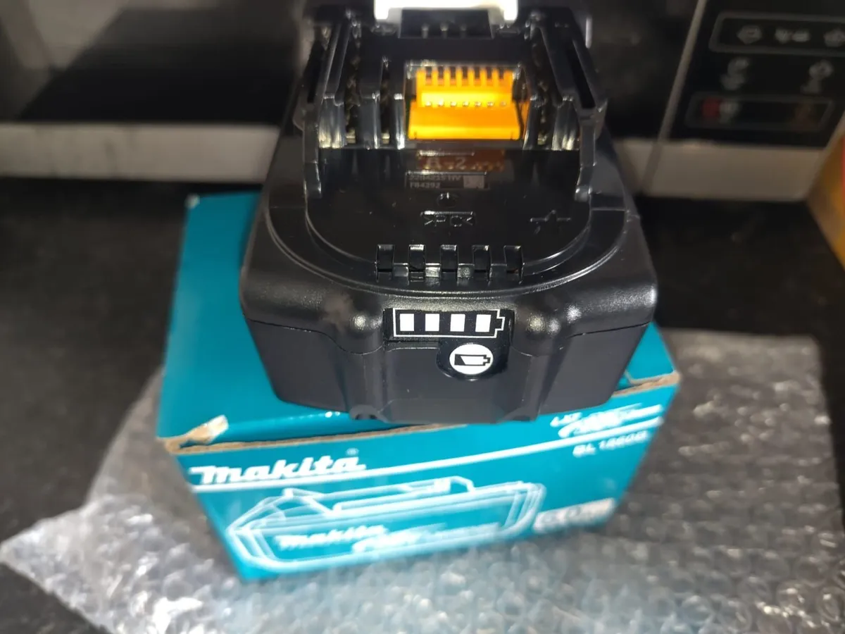2 x Makita 6.0amp LXT batteries NEW unwanted gift - Image 2