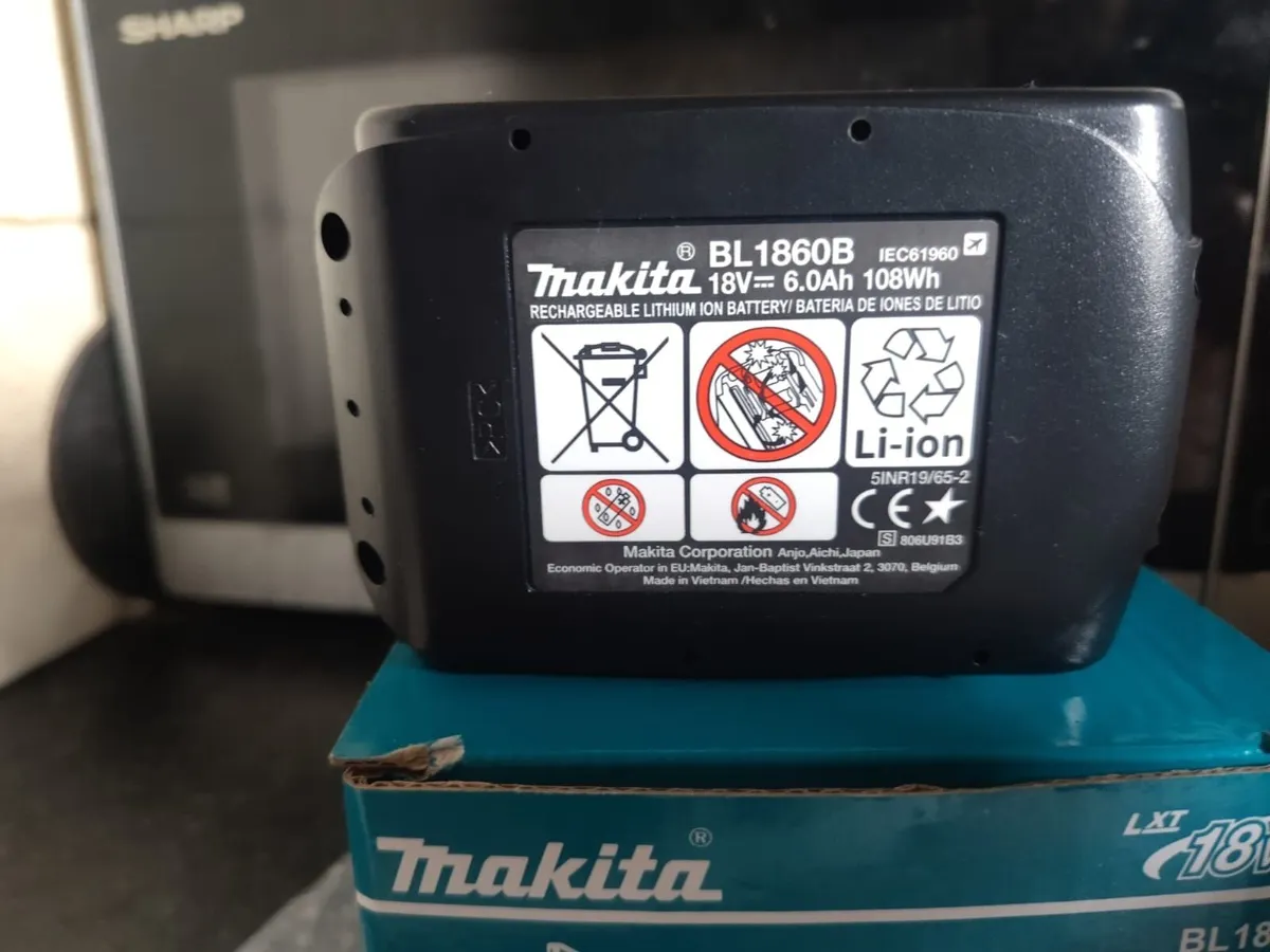 2 x Makita 6.0amp LXT batteries NEW unwanted gift - Image 3