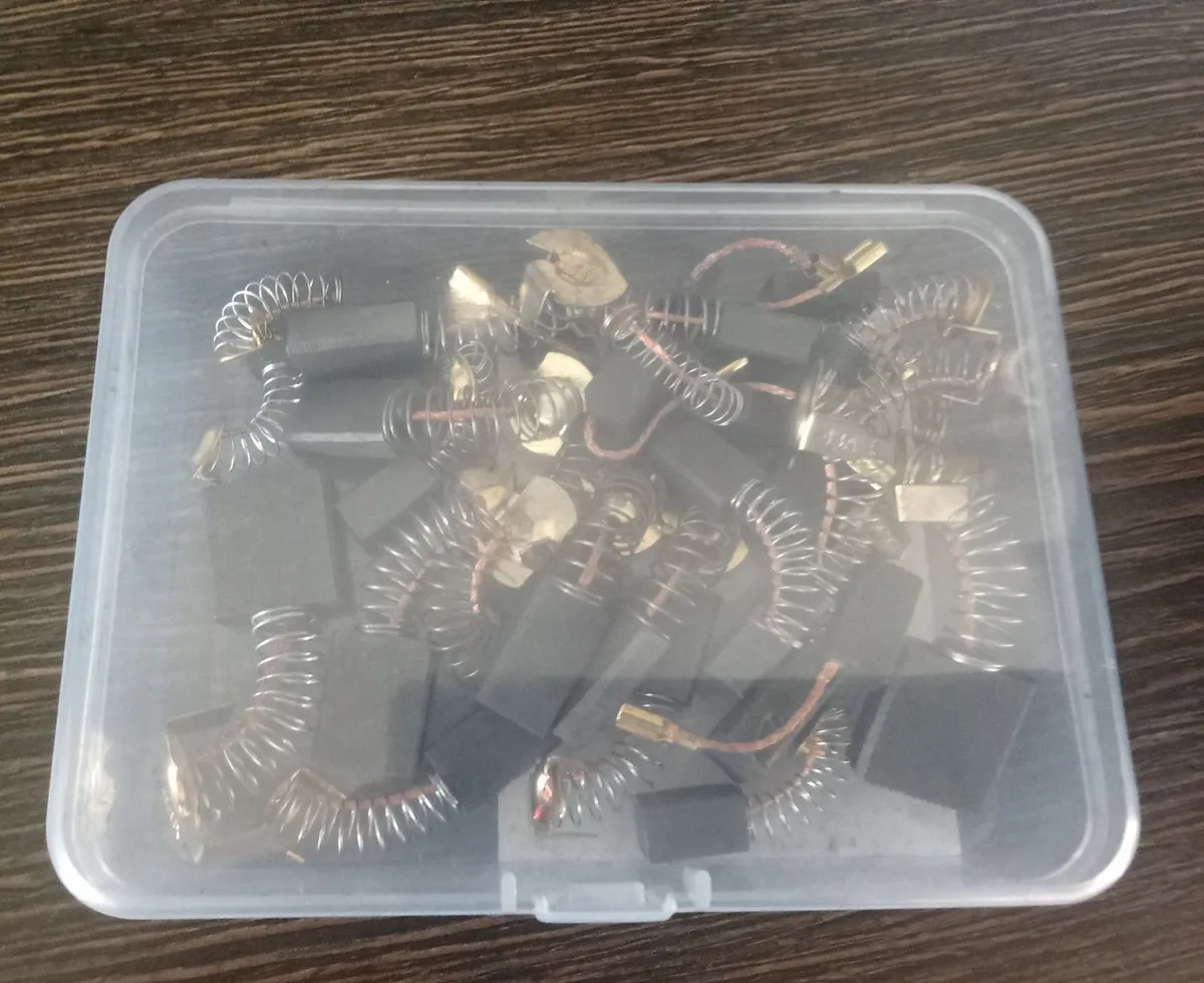 30 Pieces Carbon Brushes. - Image 2