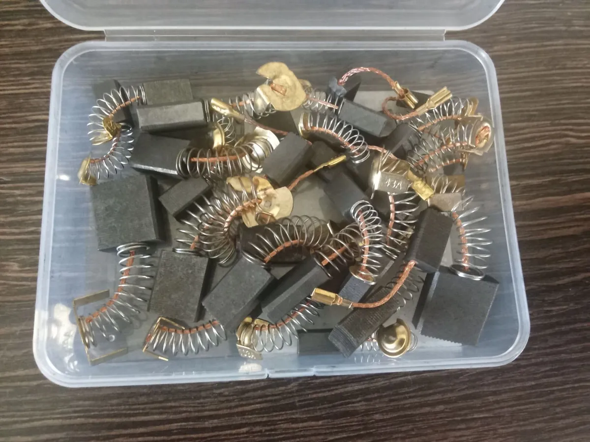 30 Pieces Carbon Brushes. - Image 1