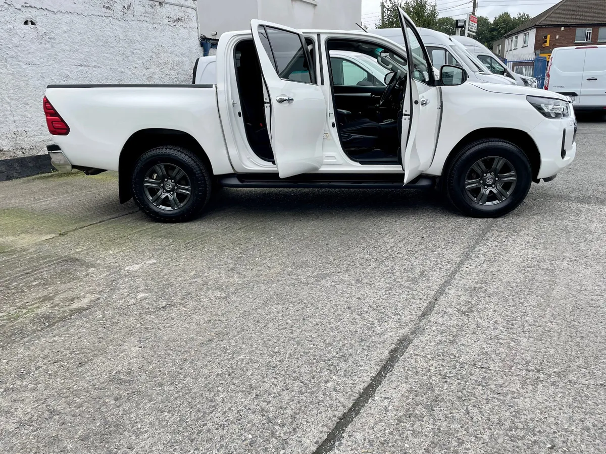 Toyota Hilux Icon 2.4D-4D 150BHP 4WD Manual,2021 - Image 3