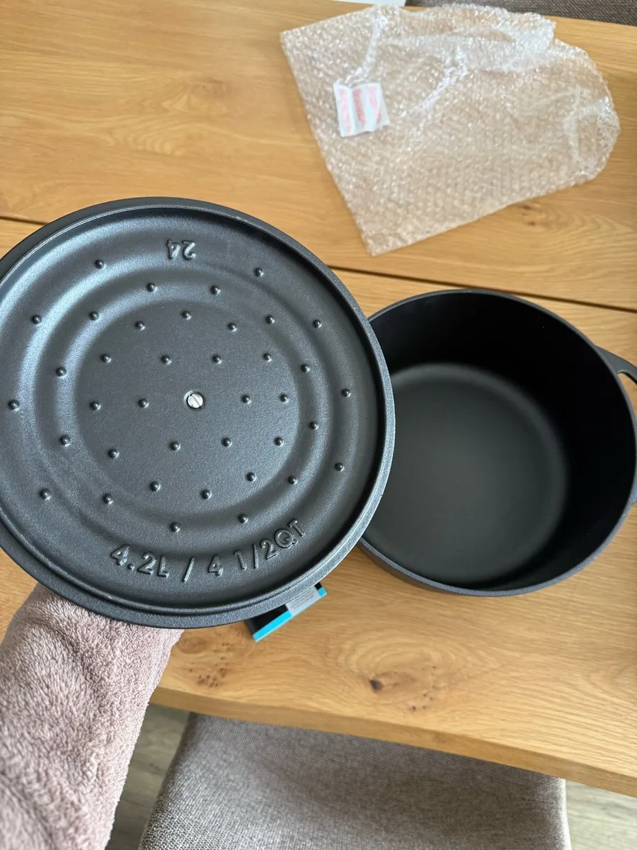 New Vivo by Villeroy and Boch Cast Iron Casserole - Image 3