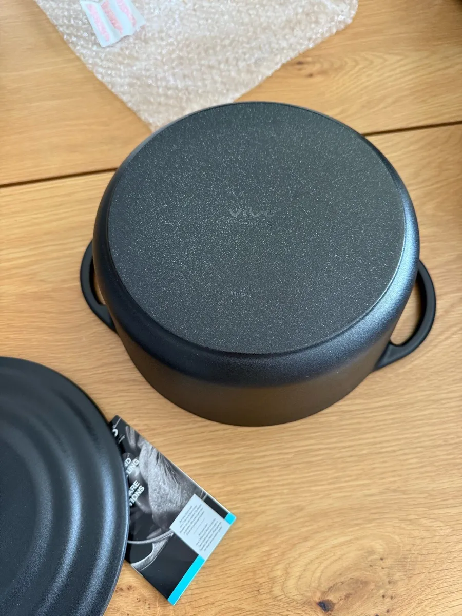 New Vivo by Villeroy and Boch Cast Iron Casserole - Image 4