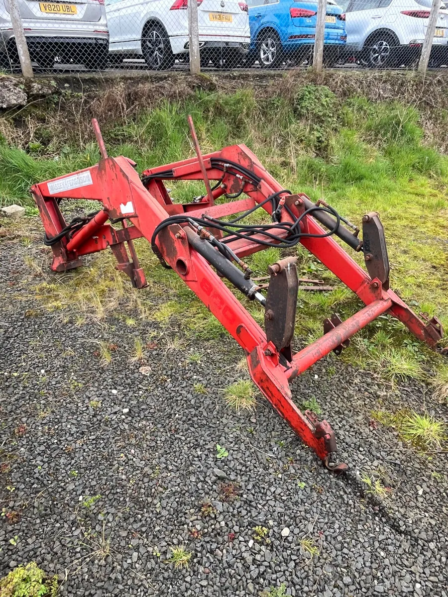 Massey Ferguson 880 Loader - Image 3