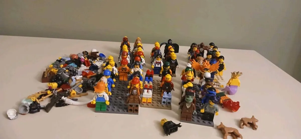 Lego minifigures and accessories - Image 1