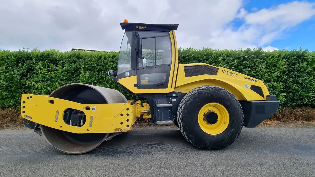 Bomag BW213D-5 Roller Soil Compactor (Low Hours - Image 1