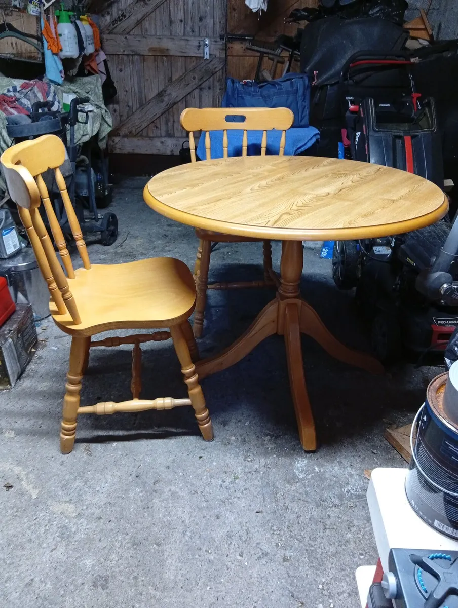 Round oak kitchen table + 2 oak chairs
