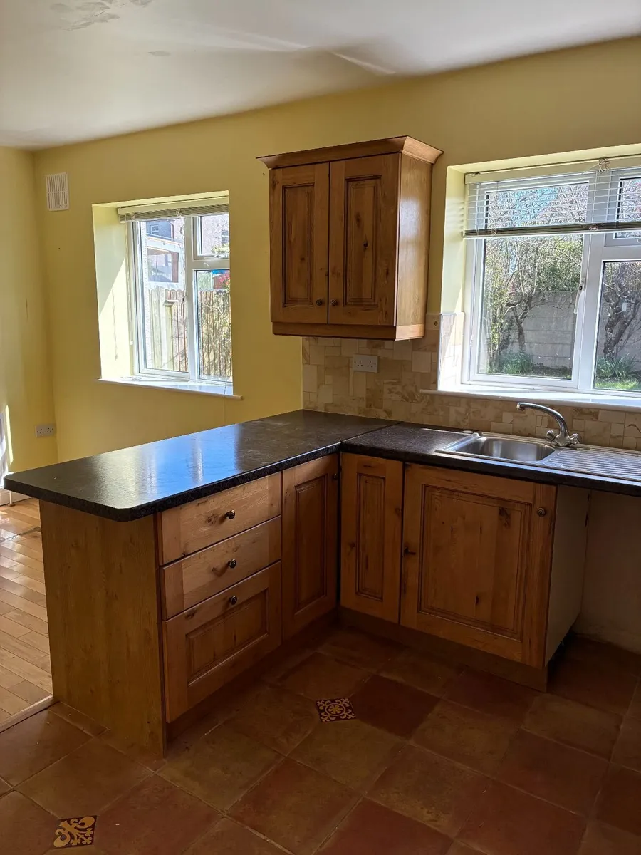 Fitted Kitchen with breakfast bar - Image 1